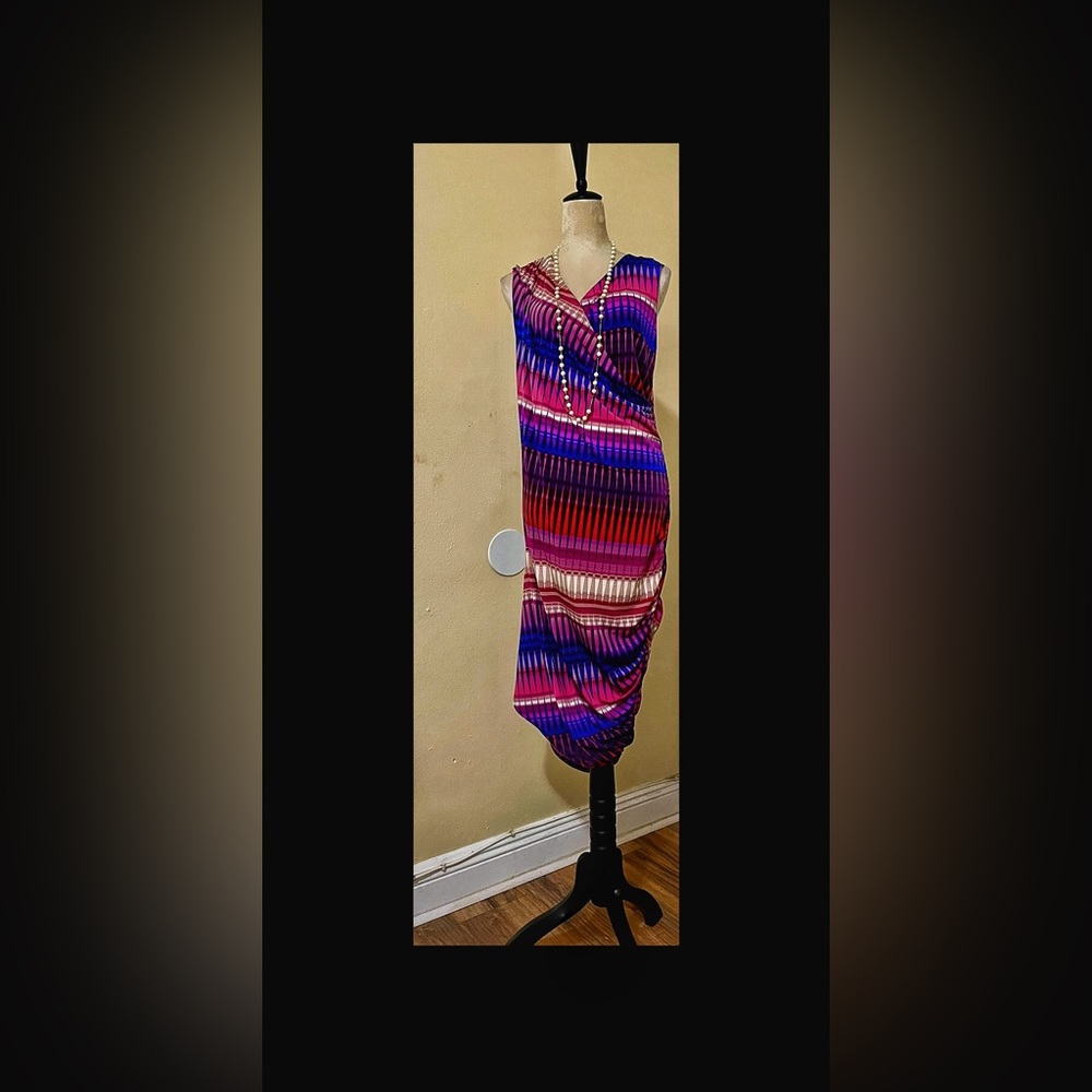Sofía Vergara Body forming dress, Purple stripes and white very casual very beau